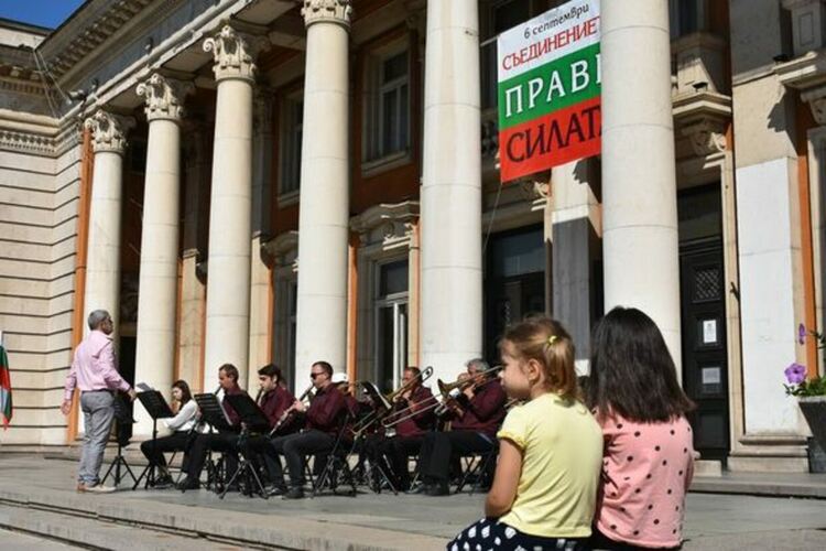 Перник отбеляза 137-та годишнина от Съединението на Княжество България и Източна Румелия 