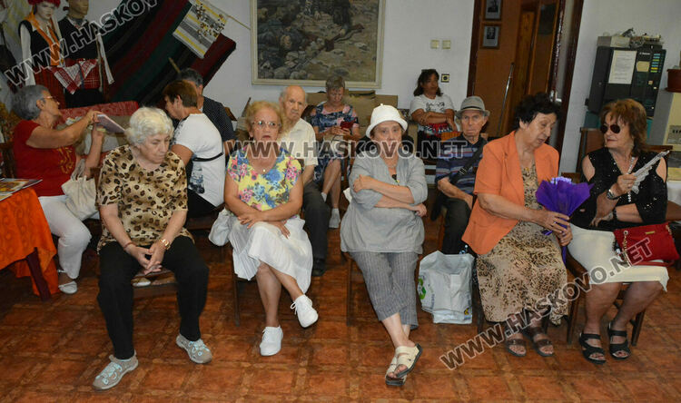 Тракийци почетоха творците на Хасково