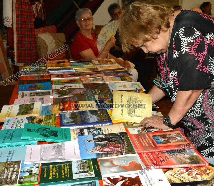 Тракийци почетоха творците на Хасково