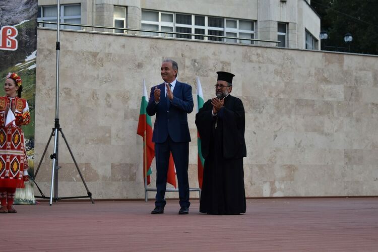 Асеновград отпразнува годишнината от Съединението и откриването на обновения площад (снимки)