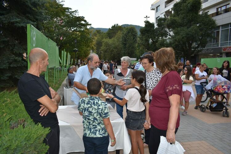 Асеновград отпразнува годишнината от Съединението и откриването на обновения площад (снимки)