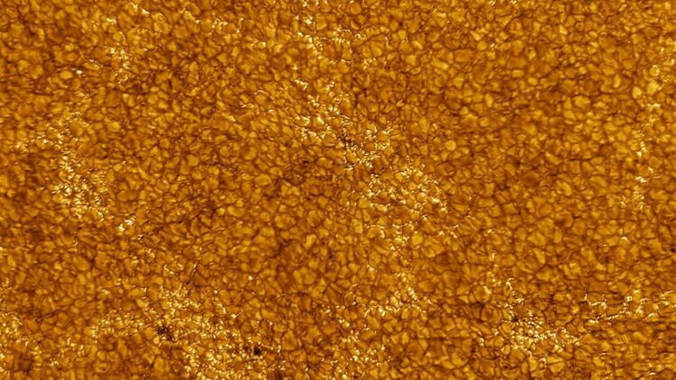 Второ изображение от DKIST наблюдава различна дължина на вълната на светлината. Кредит: NSO/AURA/NSF