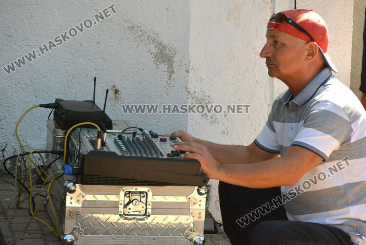 Приказка за доброто и приятелството разказа на децата театър „Дани и Деси“ 