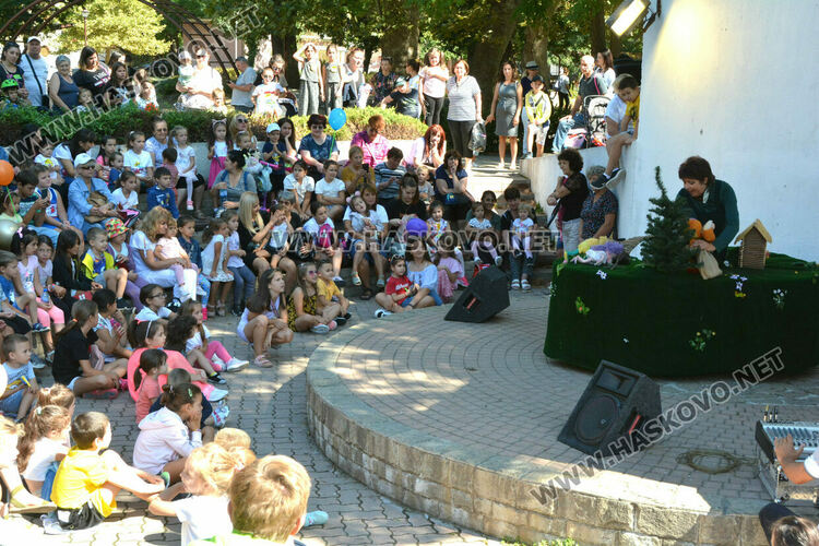 Приказка за доброто и приятелството разказа на децата театър „Дани и Деси“ 