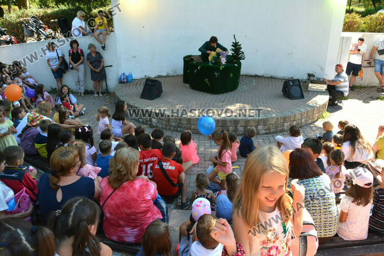 Приказка за доброто и приятелството разказа на децата театър „Дани и Деси“ 