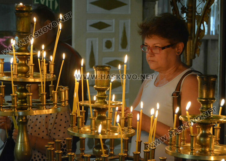 Молебен за мир и благоденствие отслужиха в катедралния храм на Хасково