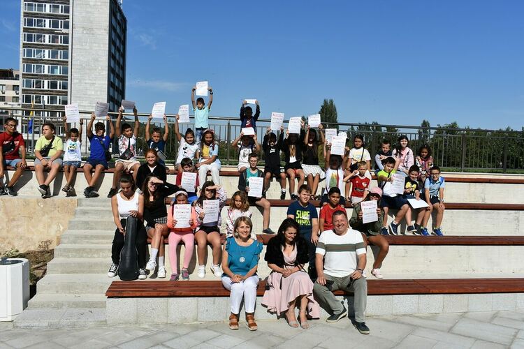 "Шарена ваканция" приключи с пъстър празник пред Градската библиотека 