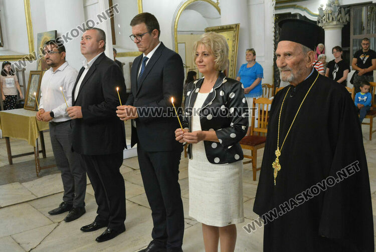 Молебен за мир и благоденствие отслужиха в катедралния храм на Хасково