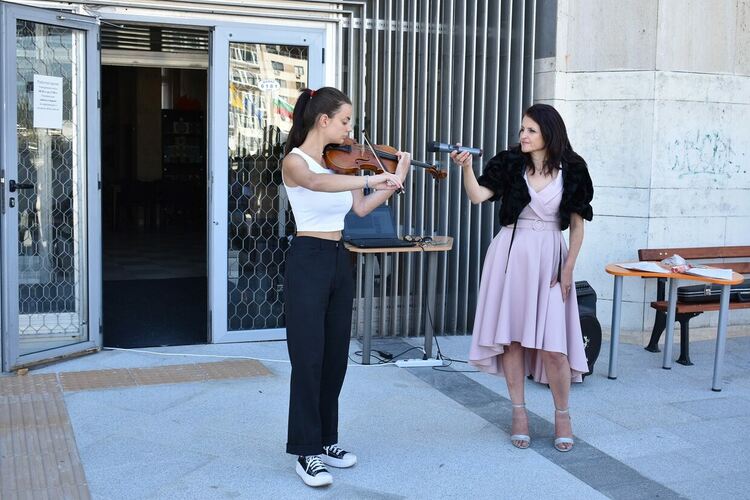 "Шарена ваканция" приключи с пъстър празник пред Градската библиотека 