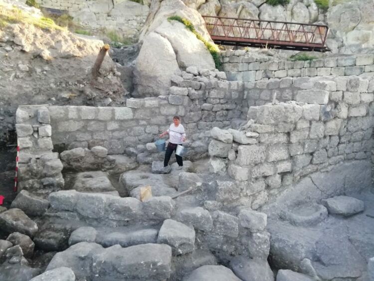 На Перперикон е открит невероятно съхранен езически храм от III-IV в., съобщи проф. Овчаров