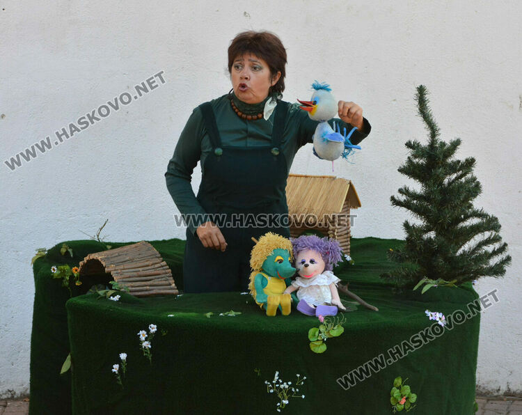 Приказка за доброто и приятелството разказа на децата театър „Дани и Деси“ 