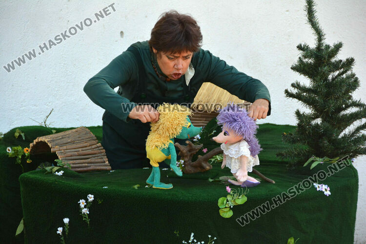 Приказка за доброто и приятелството разказа на децата театър „Дани и Деси“ 