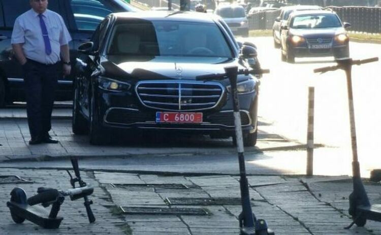 Служебният автомобил на руската посланичка Елеонора Митрофанова пред централата на Лукойл