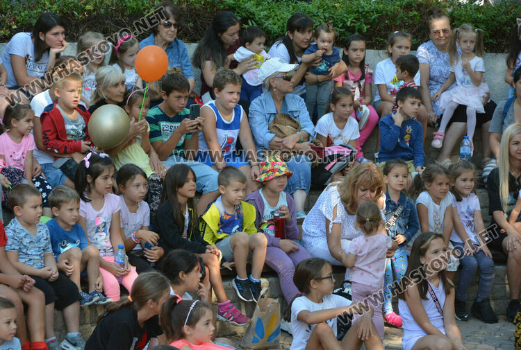 Приказка за доброто и приятелството разказа на децата театър „Дани и Деси“ 