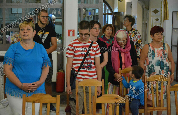 Молебен за мир и благоденствие отслужиха в катедралния храм на Хасково