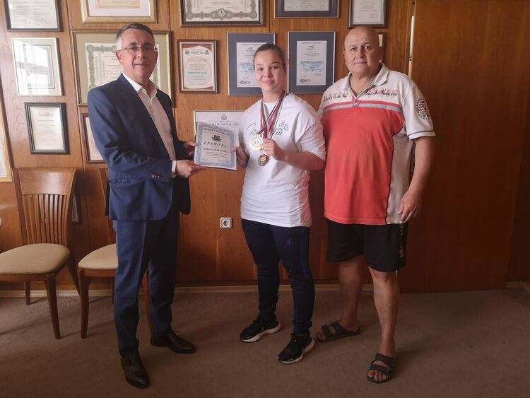  Кметът връчи грамота и награда на боксьорката Алейна Мехмед 