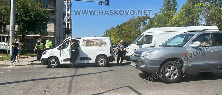 Катастрофа  затрудни движението на кръстовище в Хасково, полицията помага за избутването на колите