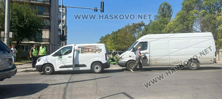 Катастрофа  затрудни движението на кръстовище в Хасково, полицията помага за избутването на колите