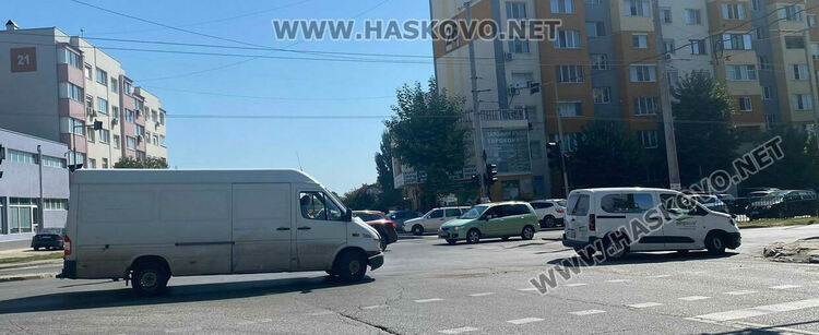 Катастрофа  затрудни движението на кръстовище в Хасково, полицията помага за избутването на колите