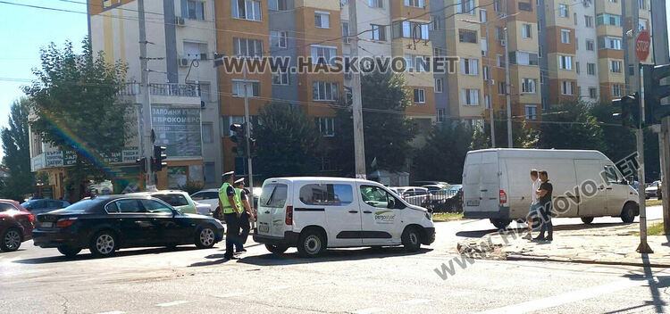 Катастрофа  затрудни движението на кръстовище в Хасково, полицията помага за избутването на колите