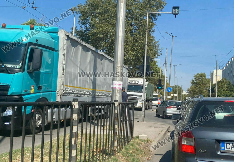 Катастрофа  затрудни движението на кръстовище в Хасково, полицията помага за избутването на колите