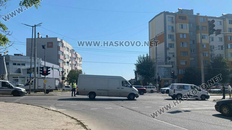 Катастрофа  затрудни движението на кръстовище в Хасково, полицията помага за избутването на колите