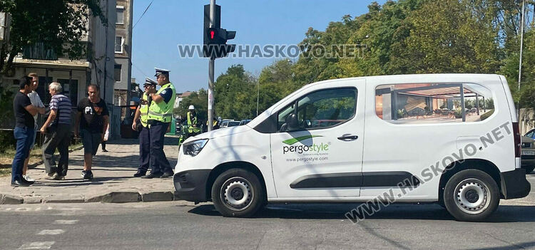 Катастрофа  затрудни движението на кръстовище в Хасково, полицията помага за избутването на колите