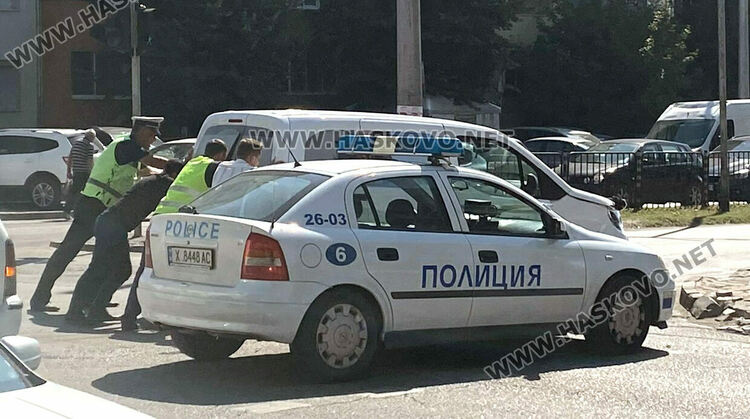Катастрофа  затрудни движението на кръстовище в Хасково, полицията помага за избутването на колите
