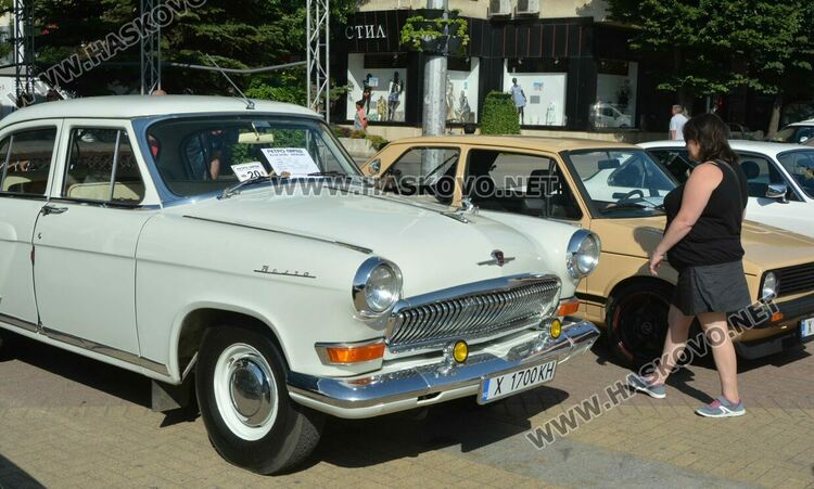 Колата на Флинстоун паркира до уникални ретро автомобили