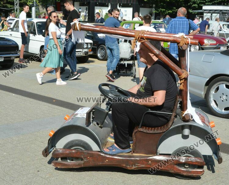 Колата на Флинстоун паркира до уникални ретро автомобили