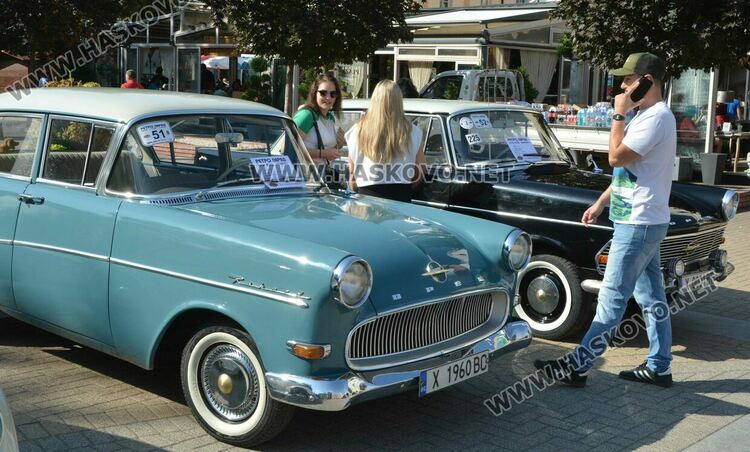 Колата на Флинстоун паркира до уникални ретро автомобили