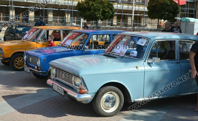 Колата на Флинстоун паркира до уникални ретро автомобили