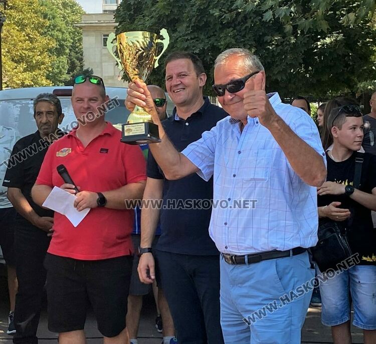 Колата на Флинстоун паркира до уникални ретро автомобили