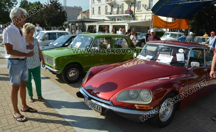 Колата на Флинстоун паркира до уникални ретро автомобили