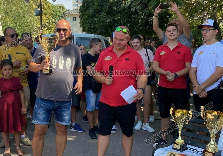 Колата на Флинстоун паркира до уникални ретро автомобили