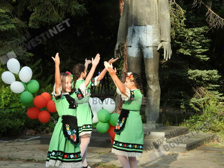 С празничен деветосептемврийски концерт БСП за България откри предизборната си кампания в Кърджали