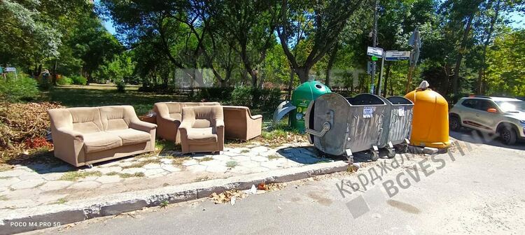 Кърджалийци продължават да си изхвърлят покъщина край контейнерите,нашенец обзаведе гостна