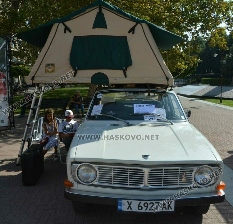 Колата на Флинстоун паркира до уникални ретро автомобили