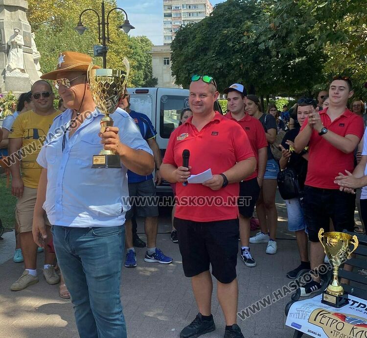 Колата на Флинстоун паркира до уникални ретро автомобили