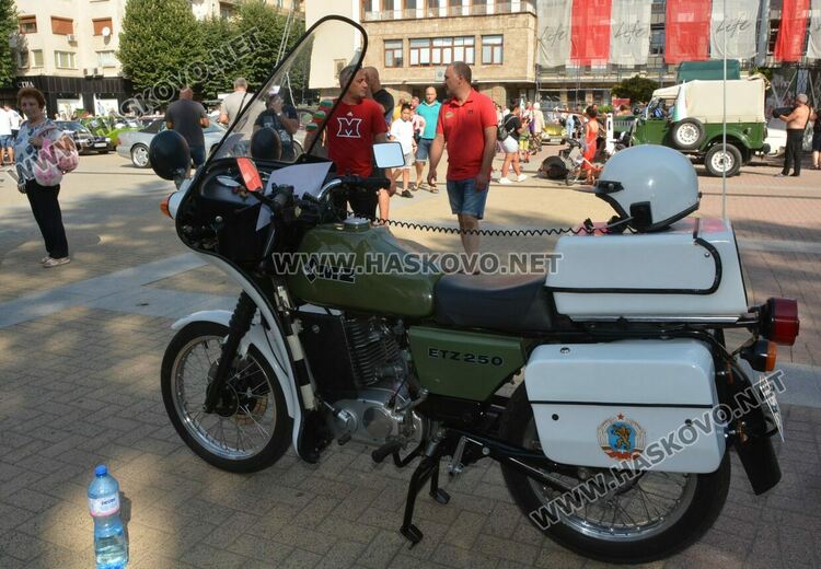 Колата на Флинстоун паркира до уникални ретро автомобили