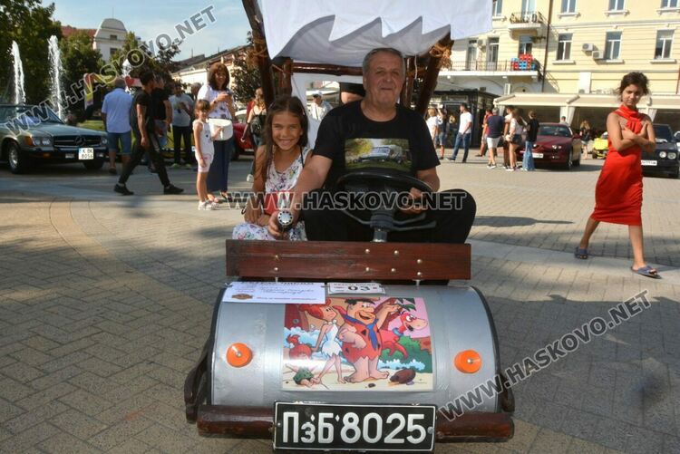 Колата на Флинстоун паркира до уникални ретро автомобили