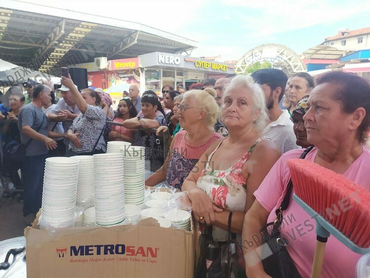 Мюсюлмани и християни са събраха за Деня Ашуре в Кърджали, бяха раздадени 3000 порции