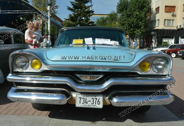 Колата на Флинстоун паркира до уникални ретро автомобили