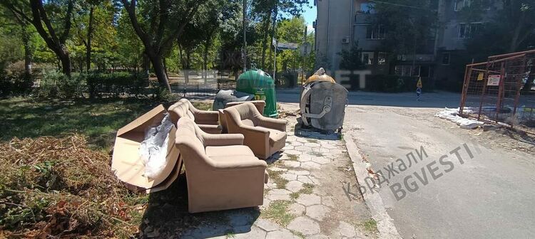 Кърджалийци продължават да си изхвърлят покъщина край контейнерите,нашенец обзаведе гостна