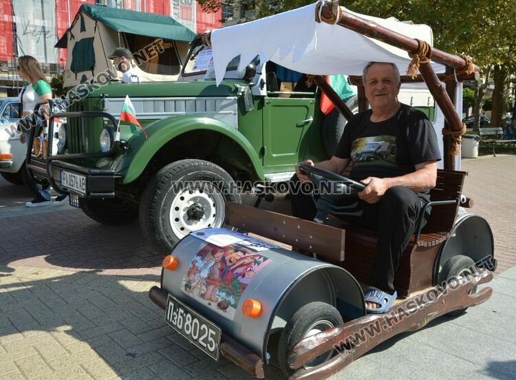 Колата на Флинстоун паркира до уникални ретро автомобили