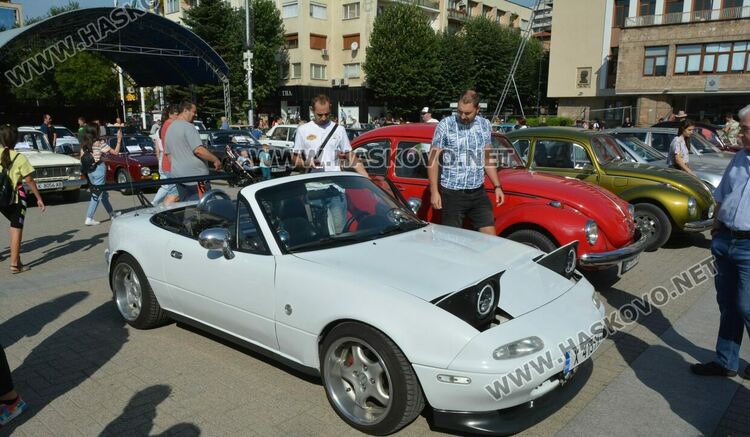 Колата на Флинстоун паркира до уникални ретро автомобили