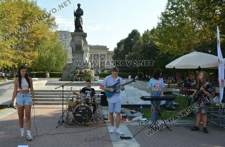 Колата на Флинстоун паркира до уникални ретро автомобили