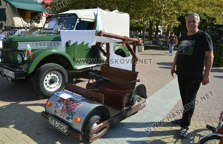 Колата на Флинстоун паркира до уникални ретро автомобили