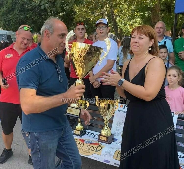 Колата на Флинстоун паркира до уникални ретро автомобили