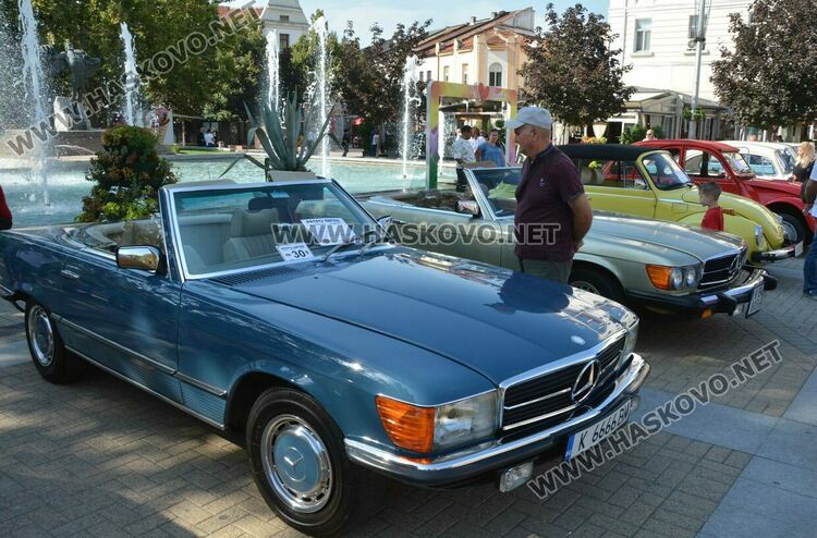 Колата на Флинстоун паркира до уникални ретро автомобили